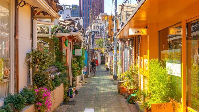 Ikseon-dong: A Timeless Alleyway Where Trends Meet Tradition