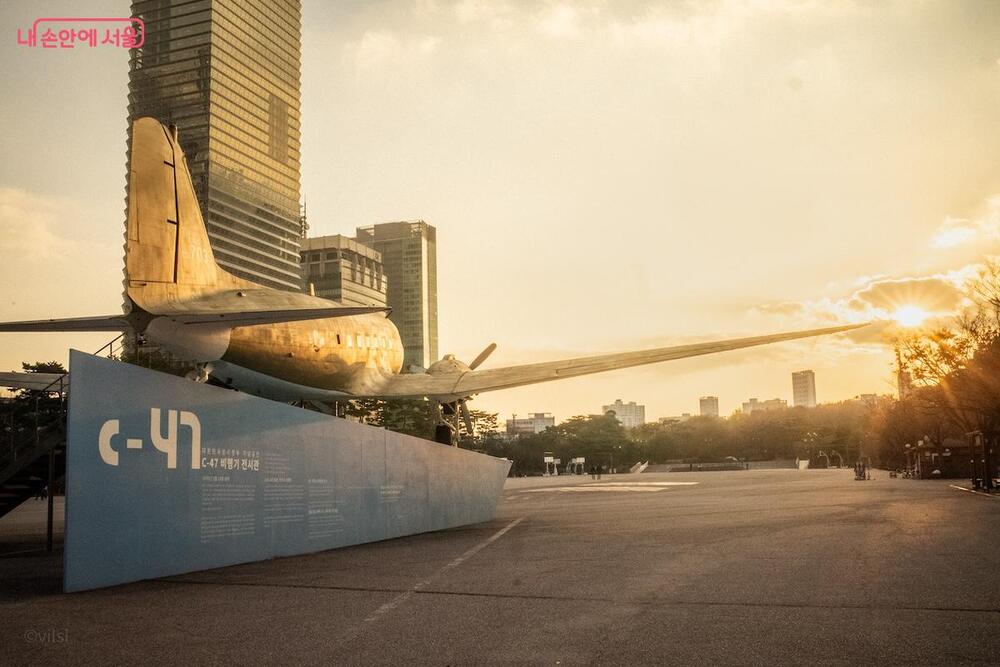 A Winter Pause in the City's Heart: Walking Yeouido Park, Seoul